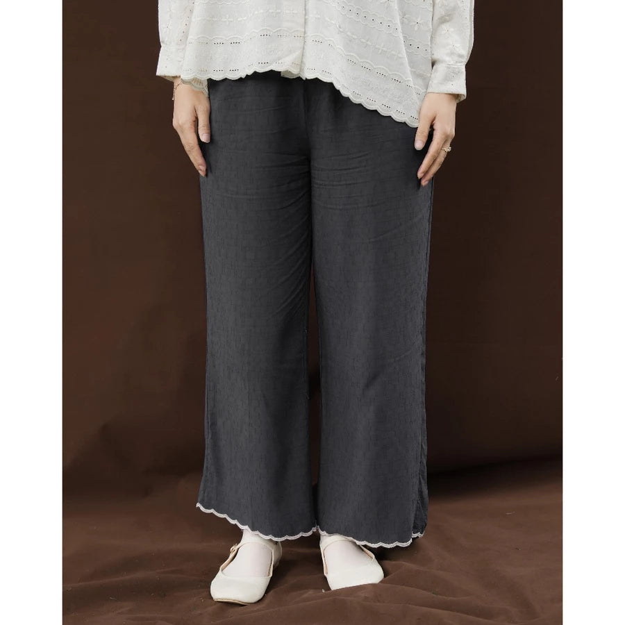 Person wearing a white top and dark gray wide-leg culottes by Mistyvori on a brown background

Seorang wanita yang mengenakan atasan putih dan celana kulot berpotongan lebar berwarna abu-abu tua dari Mistyvori dengan latar belakang cokelat