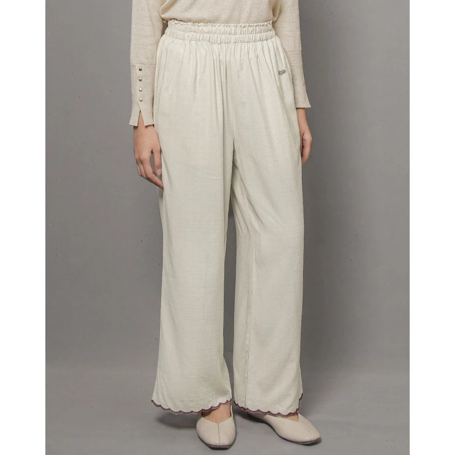 A person wearing loose, wide-leg culotte  by Mistyvori in a light warm off-white or cream color, paired with a beige top and beige flats, standing against a plain gray studio background.

Seseorang mengenakan celana kulot longgar dari Mistyvori dengan potongan lebar berwarna putih gading atau krem yang terang dan hangat, dipadukan dengan atasan berwarna krem dan sepatu datar krem, berdiri di depan latar belakang studio berwarna abu-abu polos.