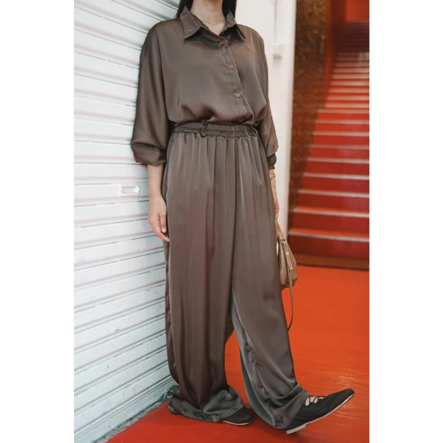 Person wearing a brown top and culottes standing against a white wall with a red floor.

Seorang wanita mengenakan atasan cokelat dan celana kulot sedang berdiri di depan dinding putih dengan lantai berwarna merah.