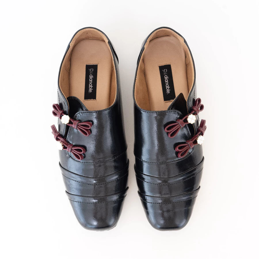 Black flatshoes with red decorative bows by Dianable on a white background

Flat shoes wanita hitam dengan pita hias merah karya Dianable di atas latar belakang putih