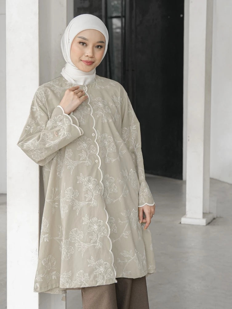 Woman wearing a light-colored lace tunic by Mistyvori with a hijab in an indoor setting.

Seorang wanita mengenakan tunik renda berwarna terang dari Mistyvori dengan hijab dalam setting indoor.