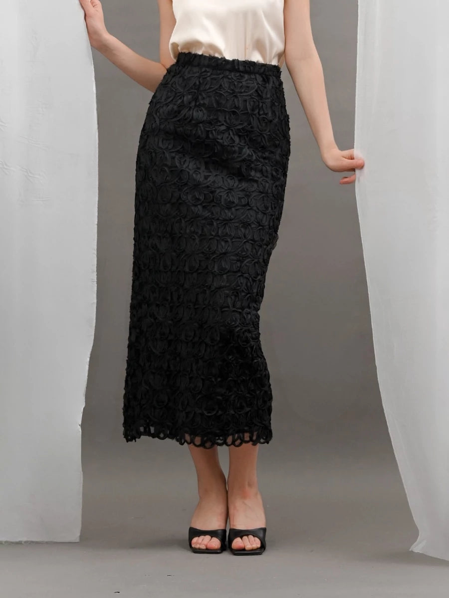Person wearing a black lace skirt by Kasa Heritage against a neutral background

Seorang wanita mengenakan rok renda hitam dari Kasa Heritage di latar belakang netral.