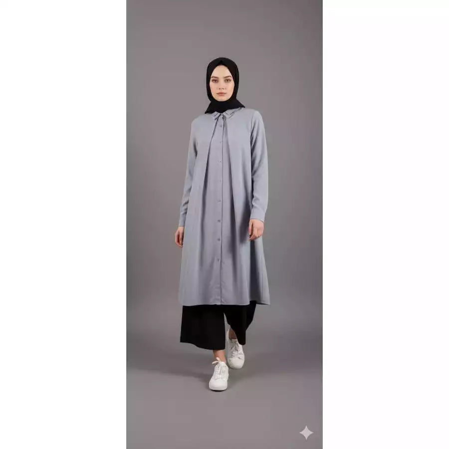 Woman wearing a long gray tunic by Legan and black hijab on a gray background.

Seorang wanita mengenakan tunik panjang berwarna abu-abu dari Legan dan hijab hitam di latar belakang abu-abu.